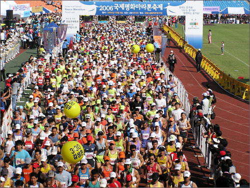 달리기를 좋아하는 수많은 장삼이사들이 힘차게 출발하고 있습니다. 